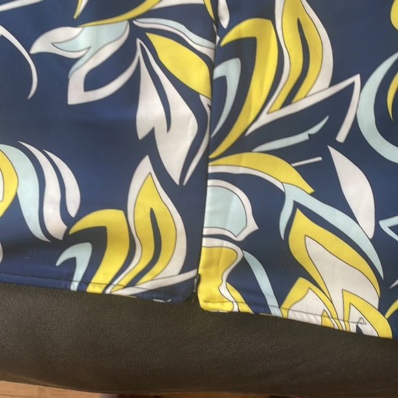 Multi colored pencil skirt. Size XL,?runs small. Comes to the knee. - Picture 2 of 2